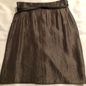 Silhouette hugging pencil skirt